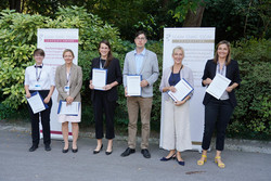 Elodie Huber, Prof. Dr. med. MPH Sabina Hunziker, Dr. med. Christine Baumgartner, Dr. med. MD-PhD Fabian Liechti, KD Dr. med. Sonia Erika Frick, MME (SGAIM Teaching Award), und Dr. med. Marie Méan (v.l.n.r.)